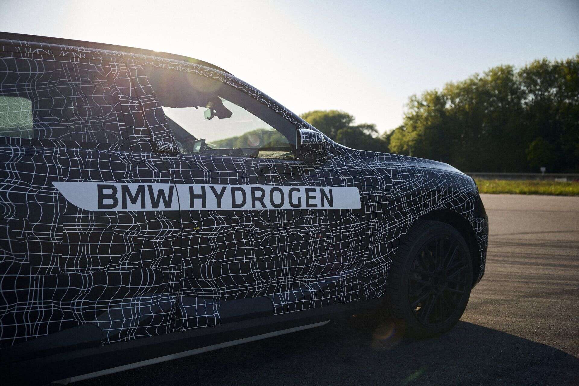 BMW iX5 Hydrogen Gets New Flat Tank System, Range Up to 750 km